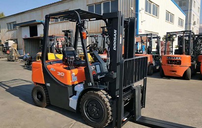 煙臺(tái)電動(dòng)叉車(chē).jpg 煙臺(tái)電動(dòng)叉車(chē).jpg